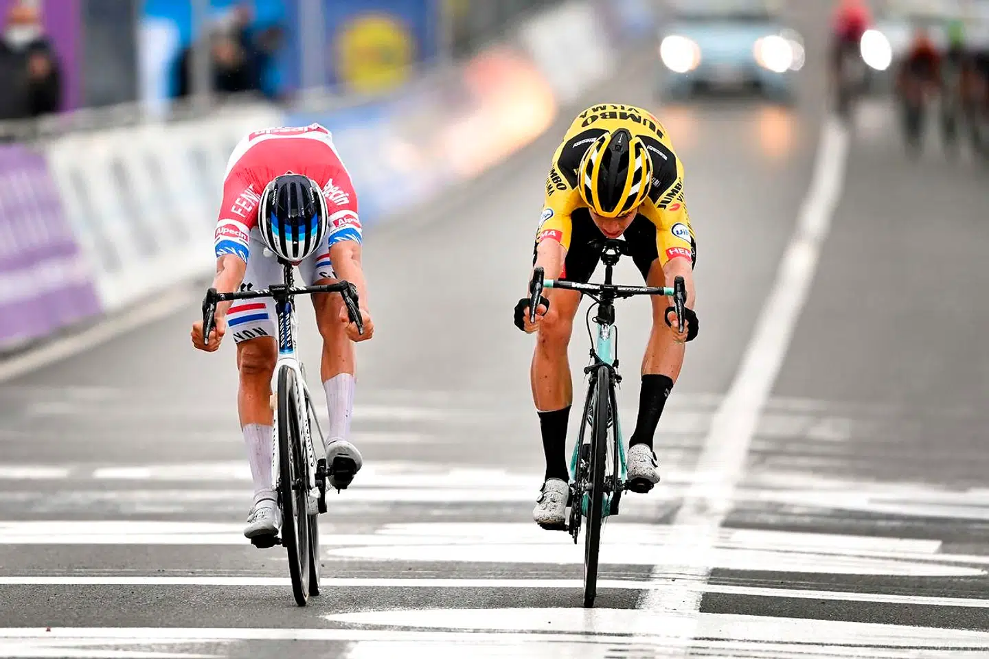 Mathieu van der Poel slår akkurat Wout van Aert i spurten på stregen.