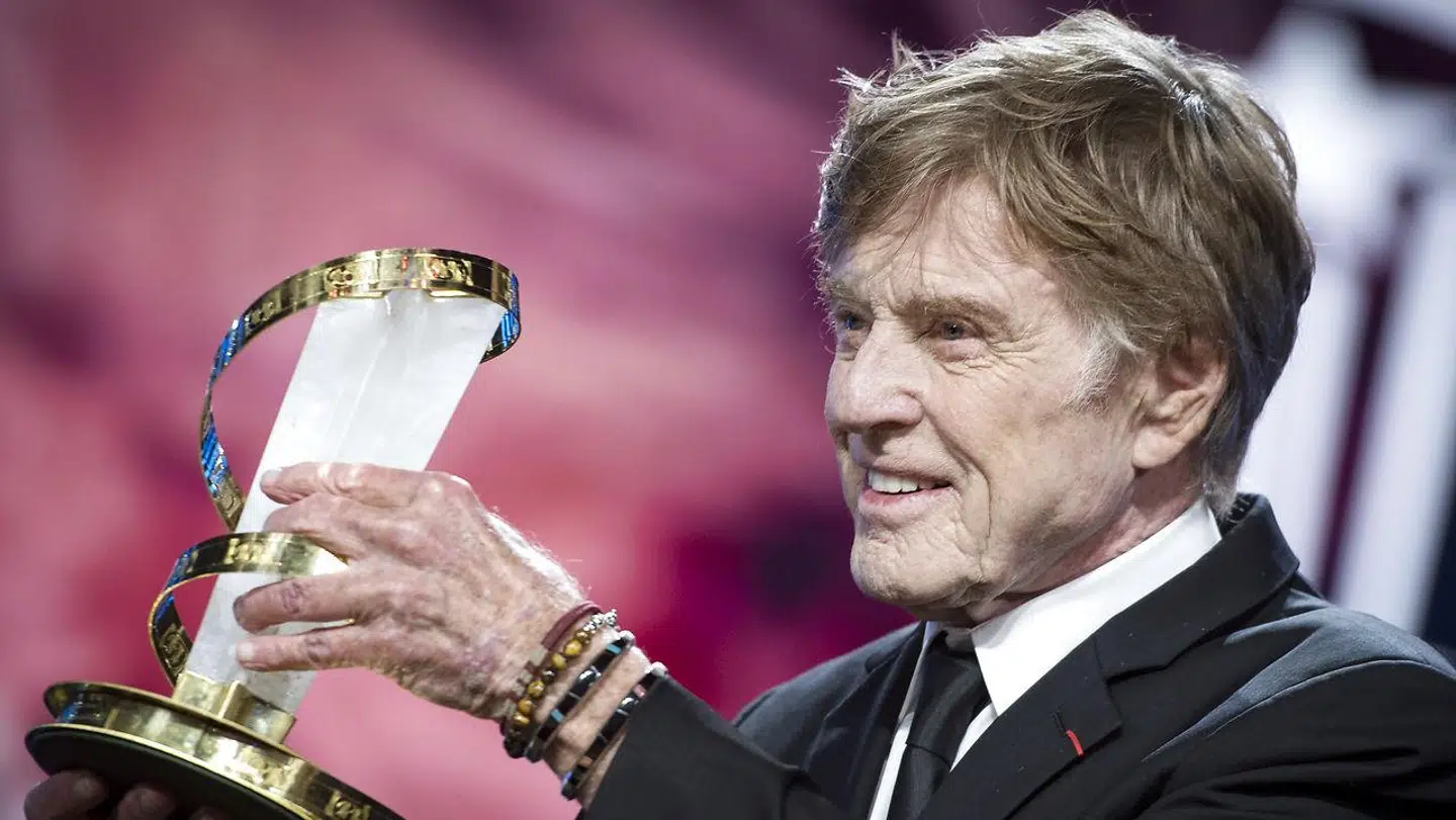 Robert Redford poserer med en af de mange statuetter, han har modtaget i tidens løb.