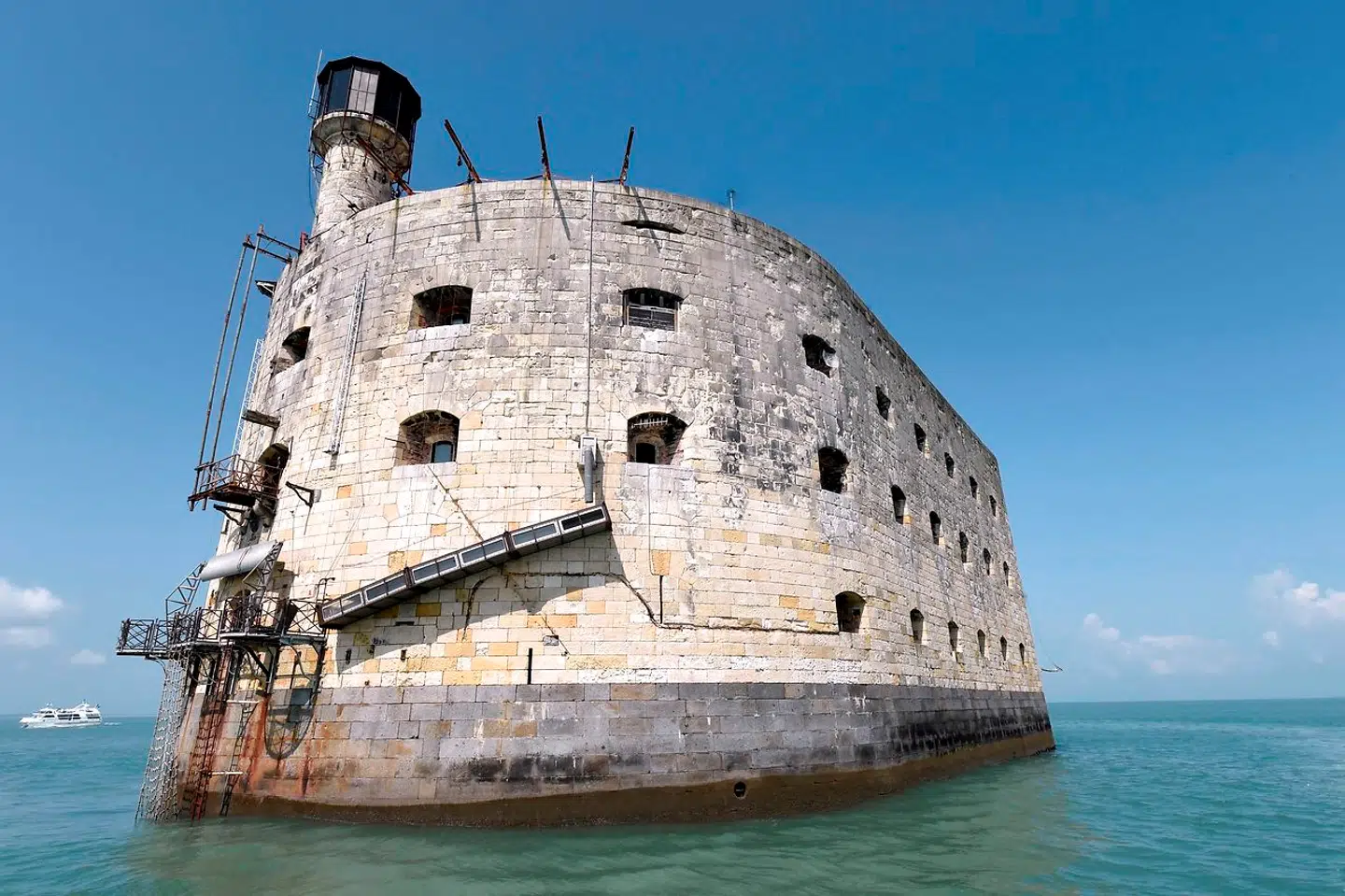 Fort Boyard ligger ved den franske vestkyst og blev færdigbygget i 1857. Byggeriet blev påbegyndt under Napoleon.
