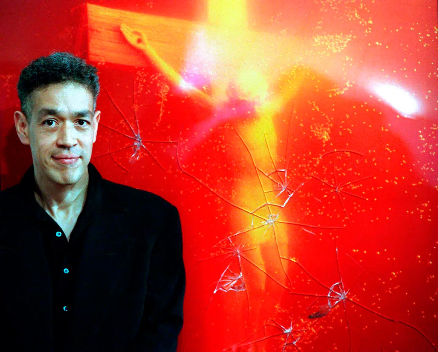 Kunstneren Andres Serrano foran sit værk 'Piss Christ', der er et billede af et lille krucifiks nedsænket i et glas fyldt med hans eget urin.