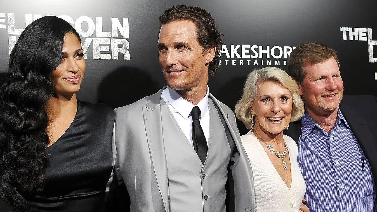 Matthew McConaughey ses sammen med sin kone Camila Alves (t.v.), sin mor Kay and sin bror Rooster (yderst til højre) på den røde løber i 2011.