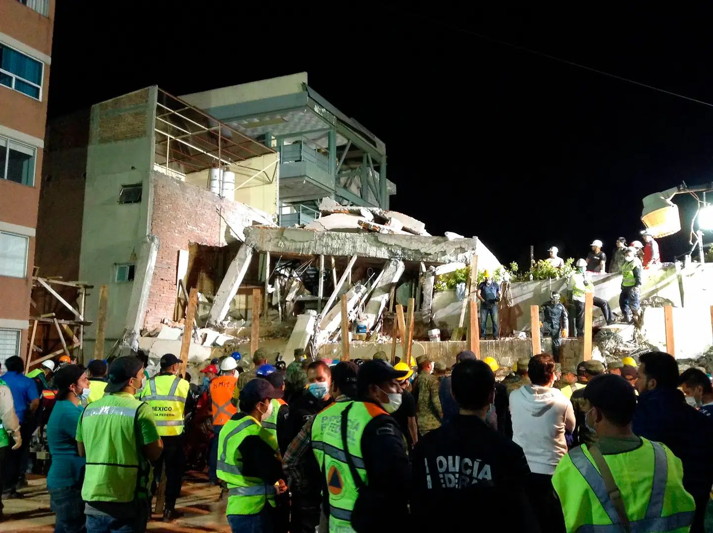 De mexicanske redningshold leder efter overlevende.