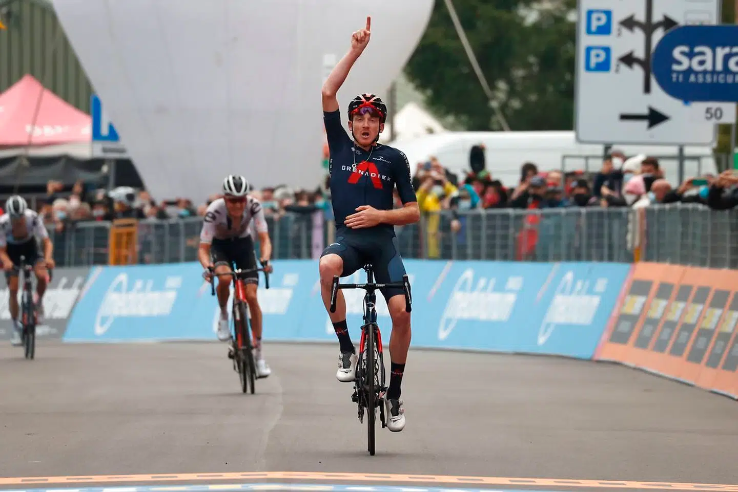 Tao Geoghegan Hart så ubesværet ud op ad den sidste stigning og vandt sikkert etapen.