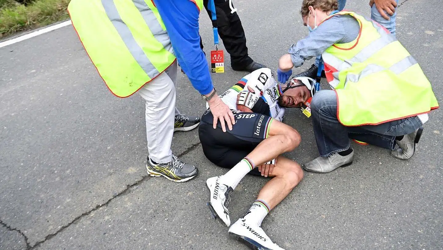 Julian Alaphilippe i store smerter efter styrtet.