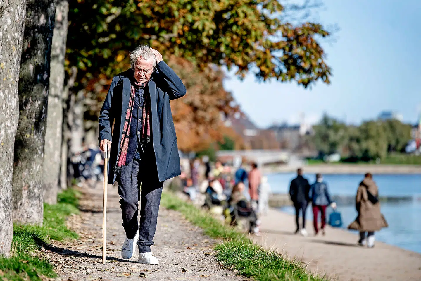 For et år siden blev Jørgen Leth opereret i hjernen på grund af problemer med sin gang. Operationen var en succes, men nu er benene begyndt at drille igen.