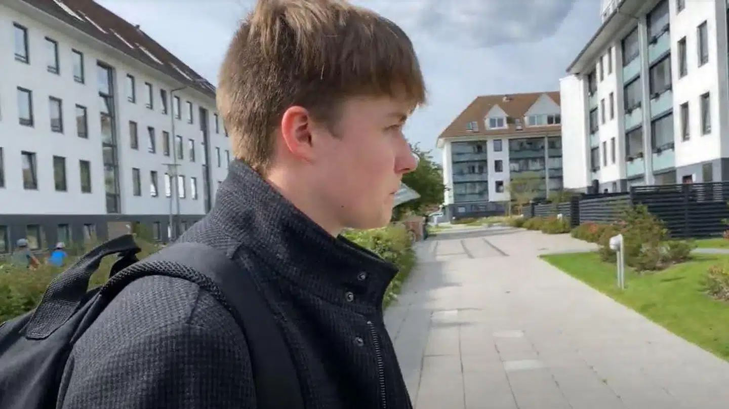 Sammy McKenna fra Ishøj fortæller, at vold og chikane fra unge indvandrere er en del af livet, når man vokser op i den multikulturelle by.