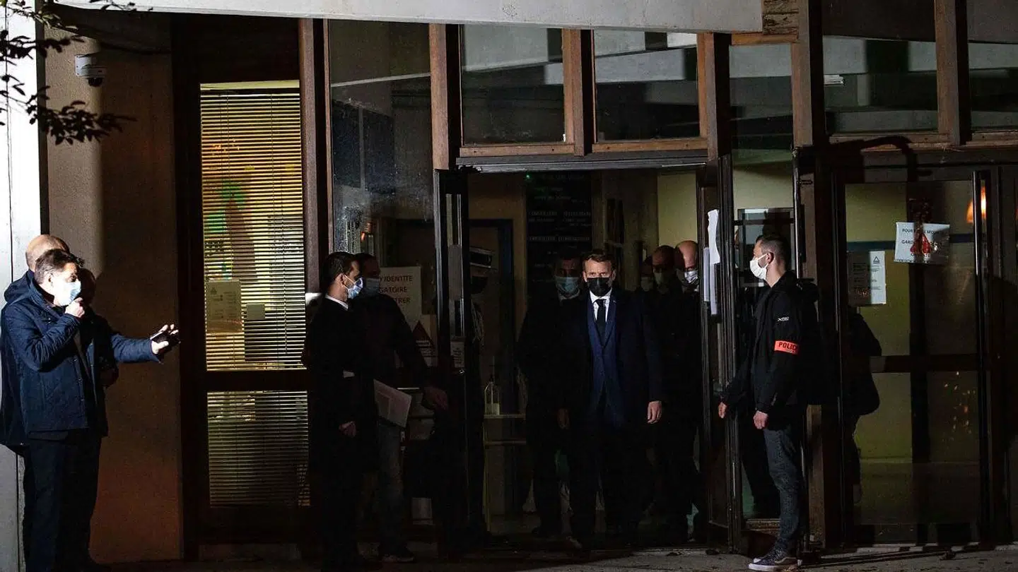 Den franske præsident, Emmanuel Macron, ved den skole, hvor Samuel Paty underviste.