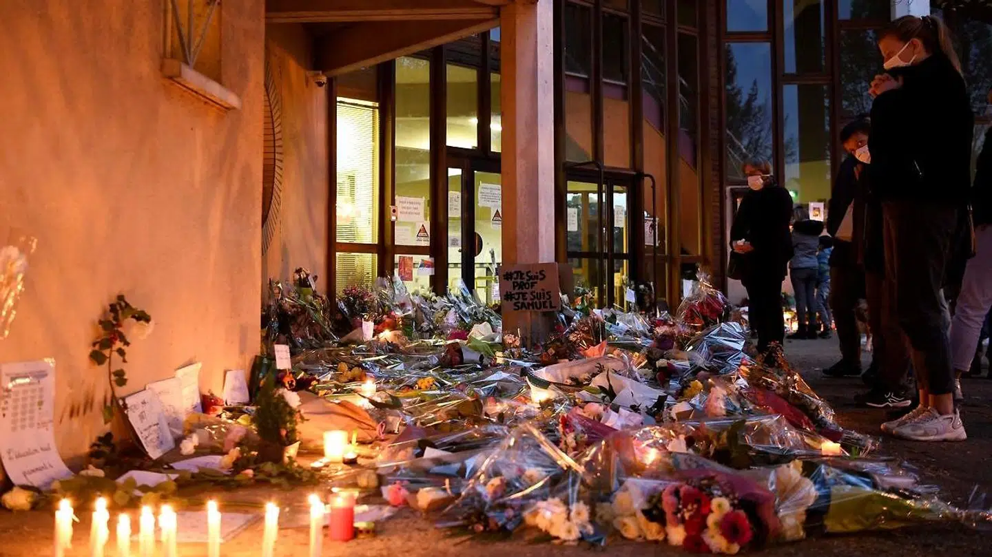 Hundredvis af blomster og lyd ved Samuel Patys arbejdesplads.