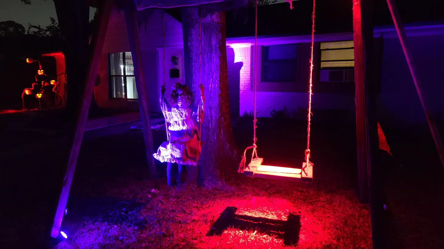 Allen Henry har allerede pyntet en del af sin ejendom hjemme i Texas og er klar til trick or treaters. (Privatfoto)