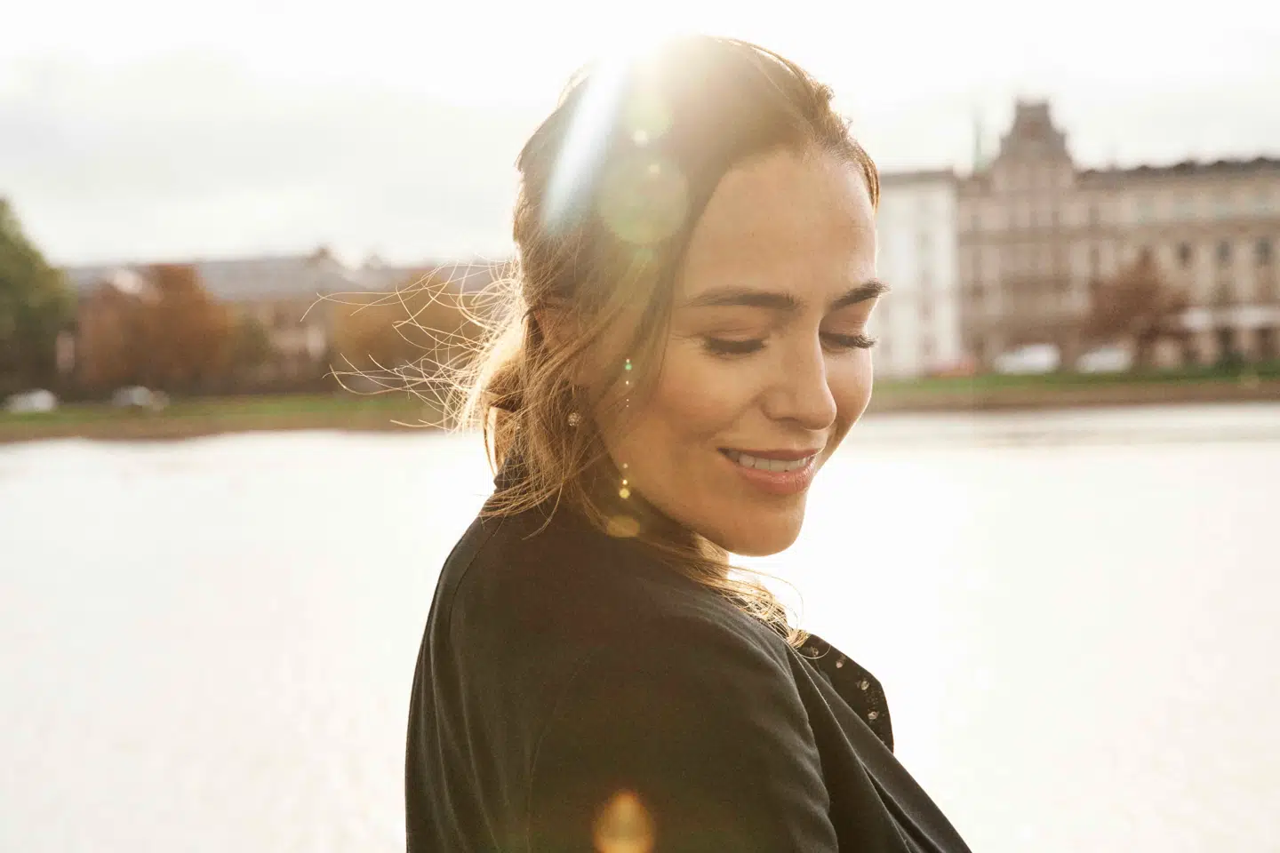 Det er et nyt liv, som Maria Lucia er i gang med, hvor hun skal klare rollen som mor. Det er hårdt, men godt, lyder det fra den trætte mor.