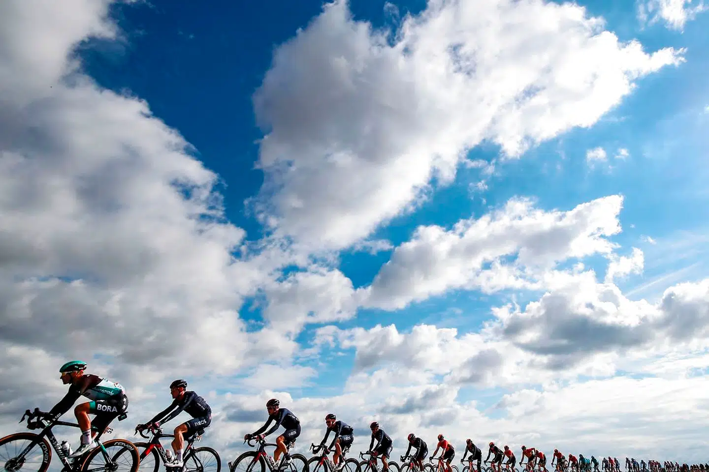 Corona-skyerne har svævet tungt over Giro d'Italia.