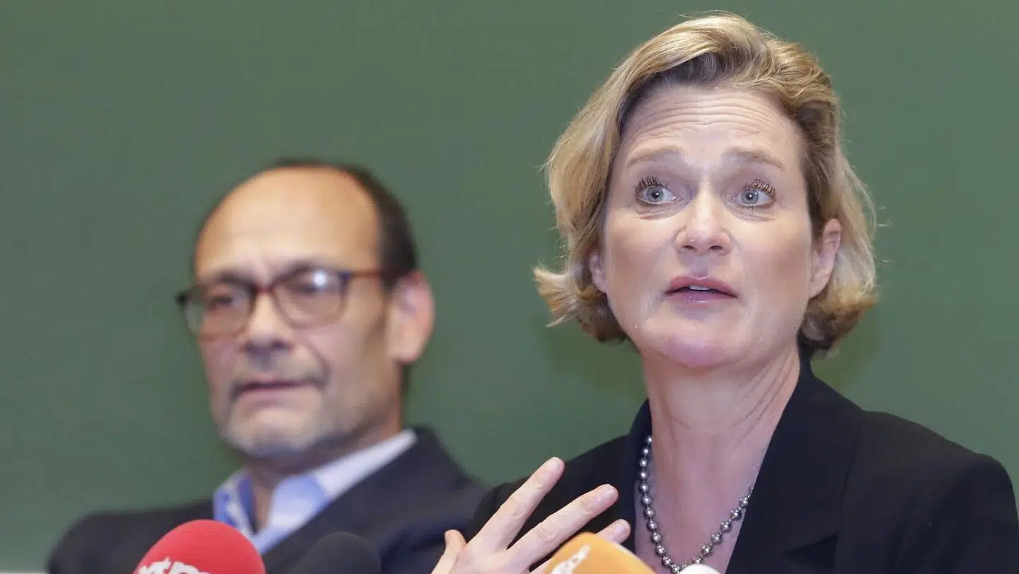 Delphine de Saxe-Cobourg mødte pressen, efter hun af retten fik lov at kalde sig prinsesse.