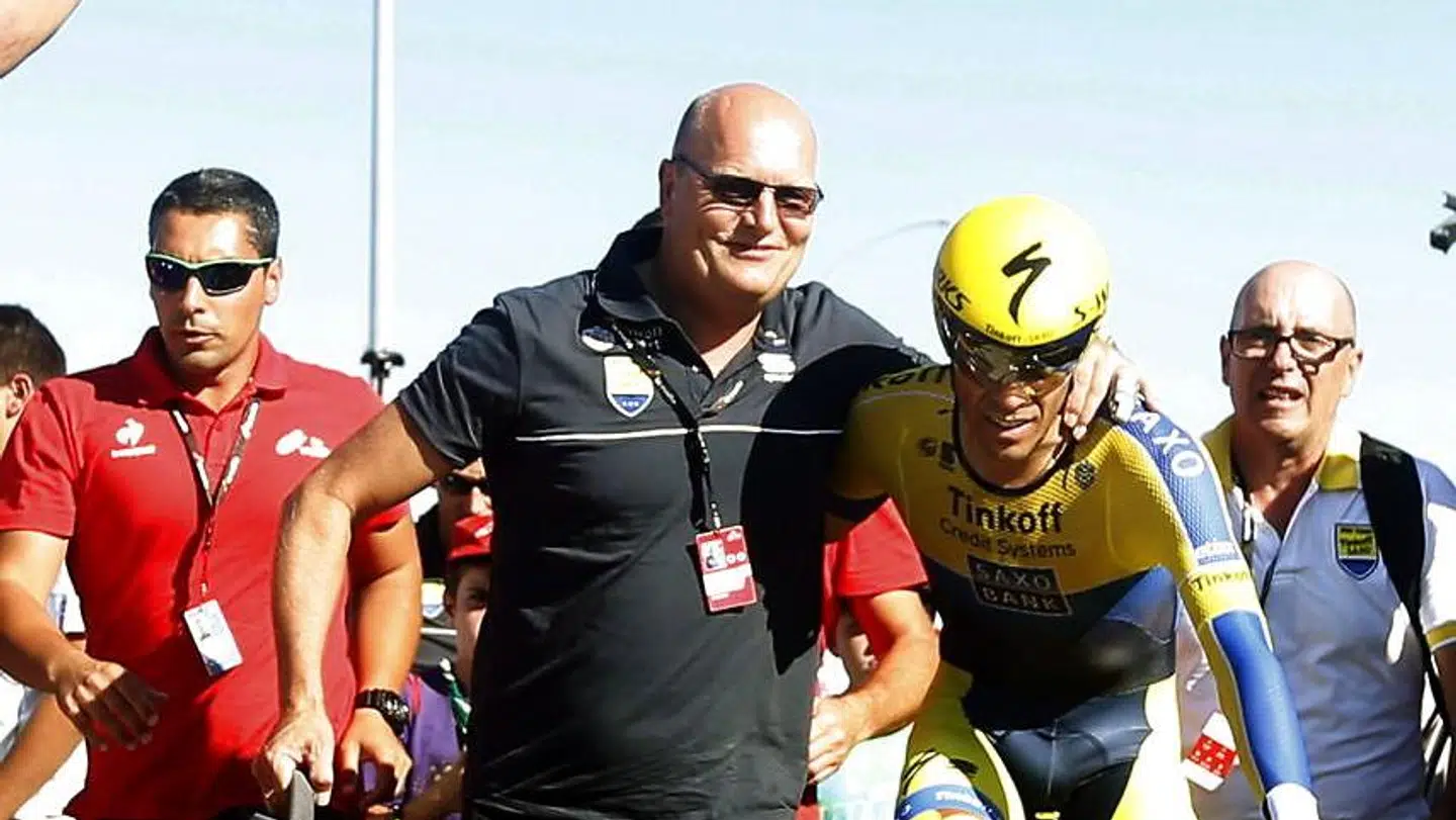 Det var under Vueltaen i 2014, at Bjarne Riis fik besøg af Casper Christensen. Her fejrer Ørnen fra Herning sin vinder af løbet, Alberto Contador.