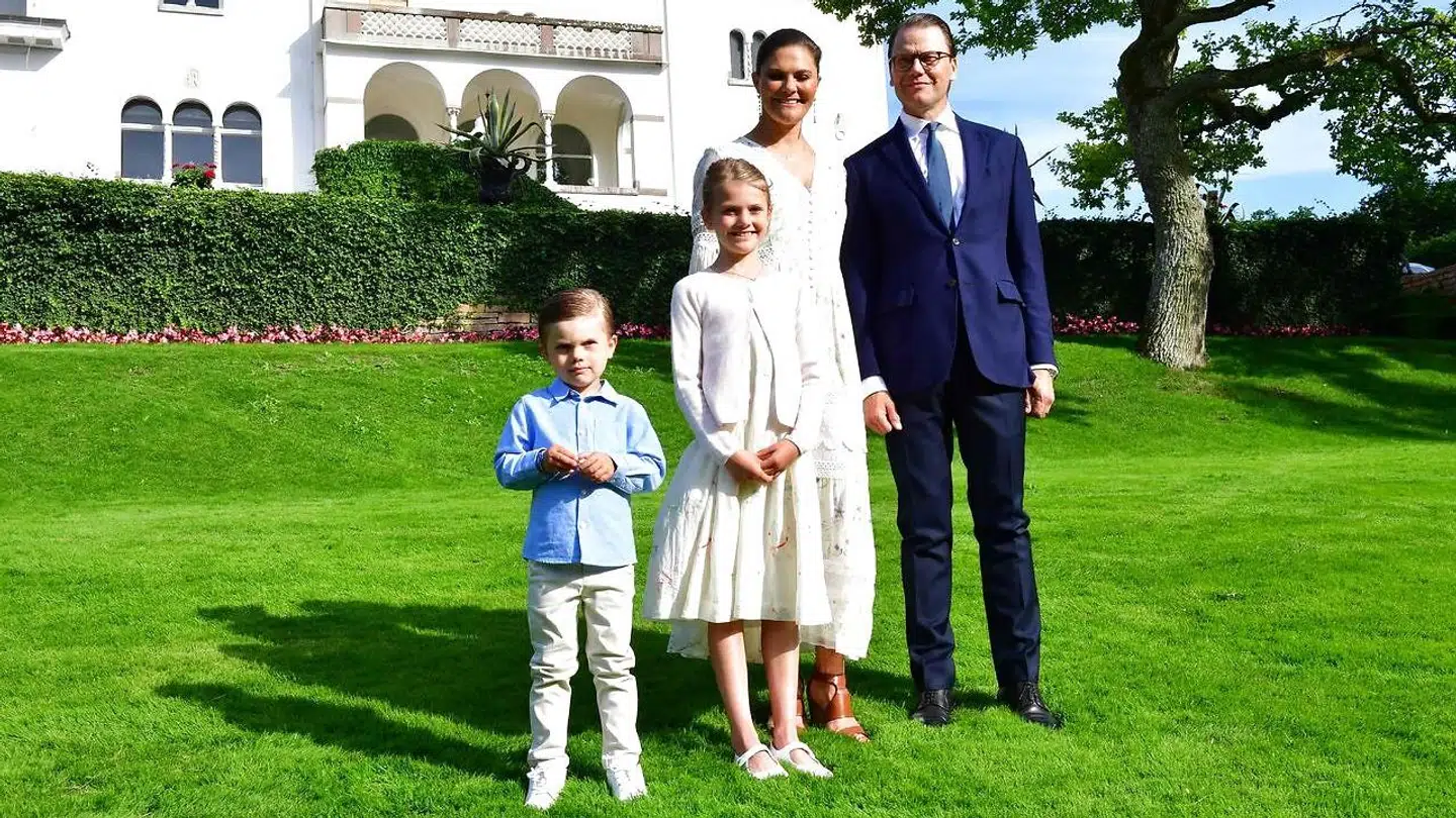 Kronprinsesse Victoria og prins Daniel sammen med deres børn, Oscar og Estelle.