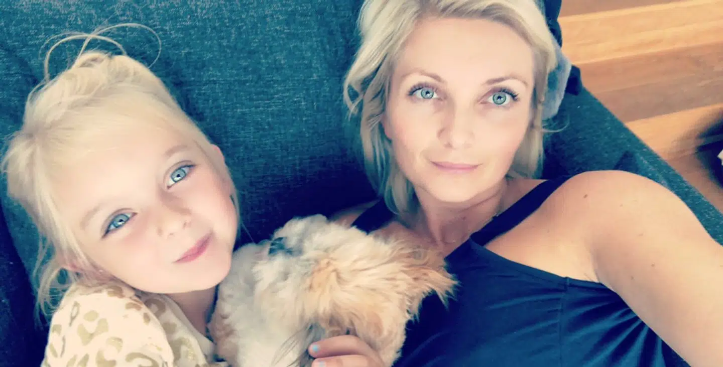 Her ses syvårige Bella sammen med sin mor, Maggie Jensen.