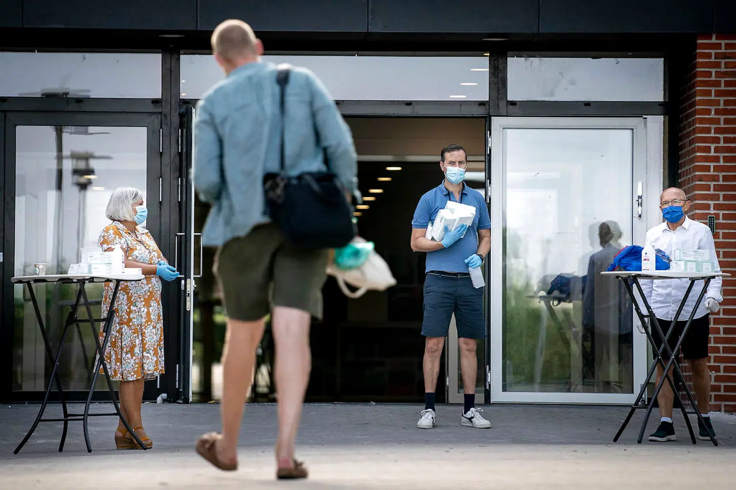 Coronaeksperterne vurderer, at børnehaver, skoler og andre uddannelsesinstitutioner vil forblive åbne. Dog skal man i perioder forvente særlige forholdsregler alt afhængig af, hvordan smittetrykket er lokalt.