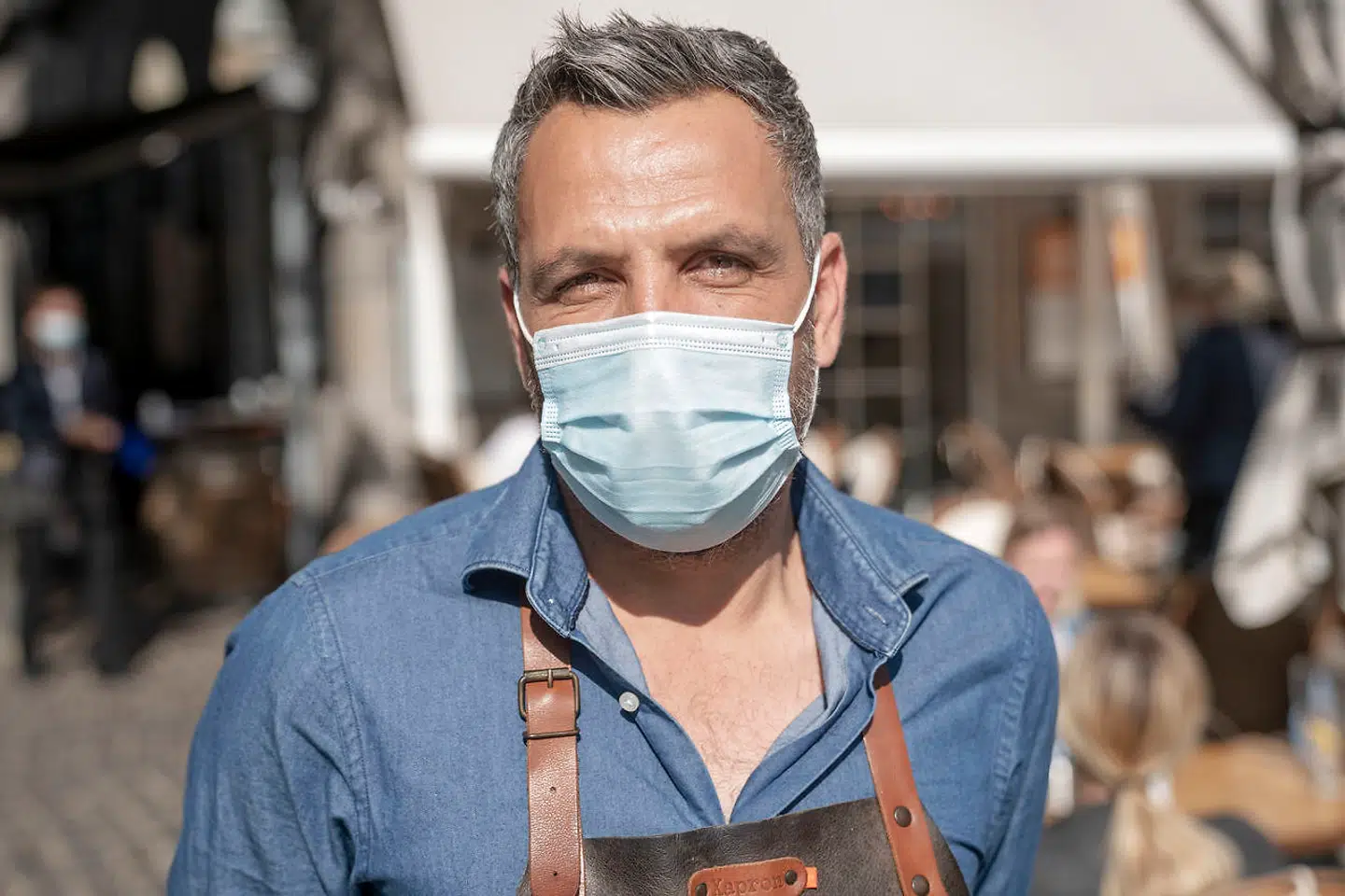 Væn dig til at bære mundbind på restauranter. Og glæd dig til gengæld over, at de overhovedet holder åbent.