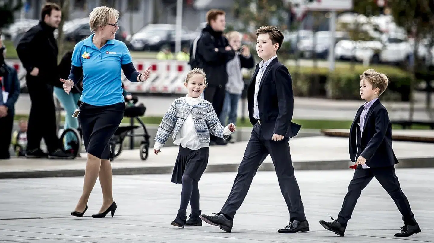 Prins Christian er den ældste af fire søskende. Ofte ser man ham holde lidt øje med sine yngre søskende.