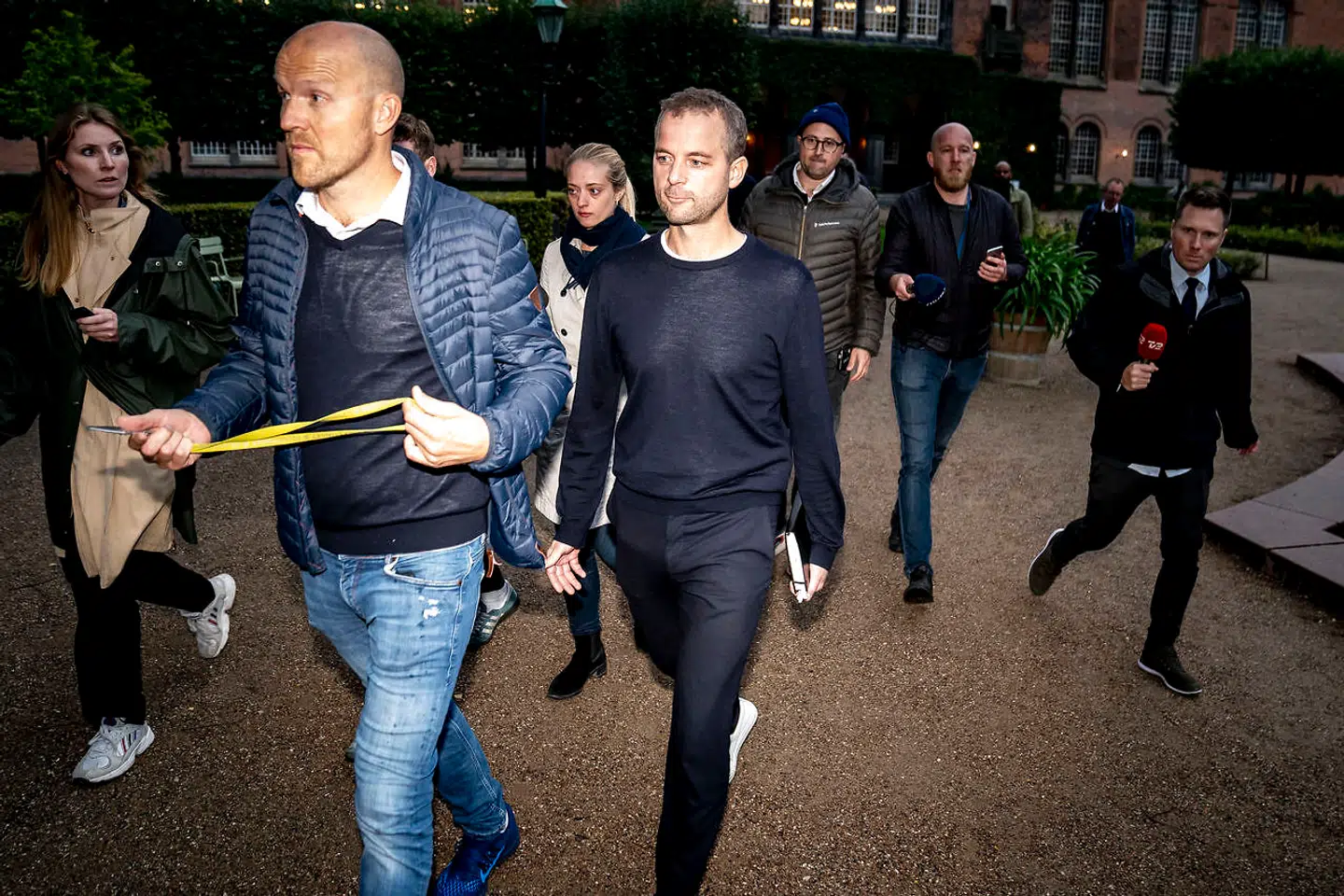 Lars Beer Nielsen (tv.) fulgte onsdag Morten Østergaard tilbage til Christiansborg, lige efter Østergaard havde meldt sin afgang på Den Sorte Diamant.