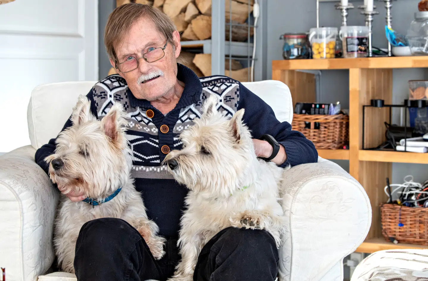 Leif sammen med sine to hunde, som holder ham i gang. Foto: Jens Nørgaard/Byrd.