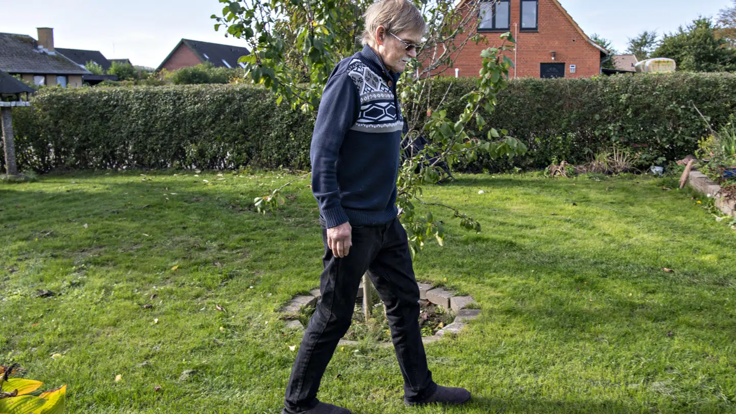 Leif Jønsson i sin have i hjemmet i Kundby på Vestsjælland, hvor han bor sammen med sin kone gennem 45 år. Foto: Jens Nørgaadr/Byrd.