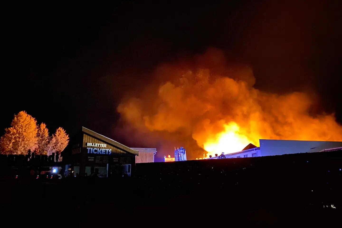 Bygningen, der huser restaurant Pirate's Food Market i Djurs Sommerland, er torsdag aften omgivet af flammer. Unknown/Ritzau Scanpix