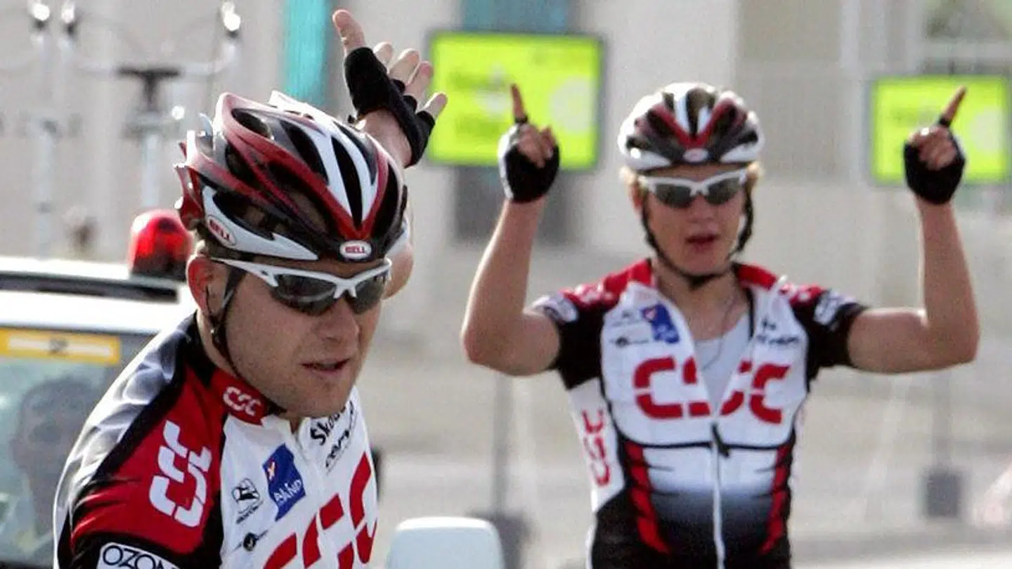 Lars Michaelsen og Matti Breschel jubler over en sejr på tredje etape af Tour of Qatar i 2005. I dag er de begge sportsdirektører - Michaelsen for Team NTT, Breschel for EF Pro Cycling.