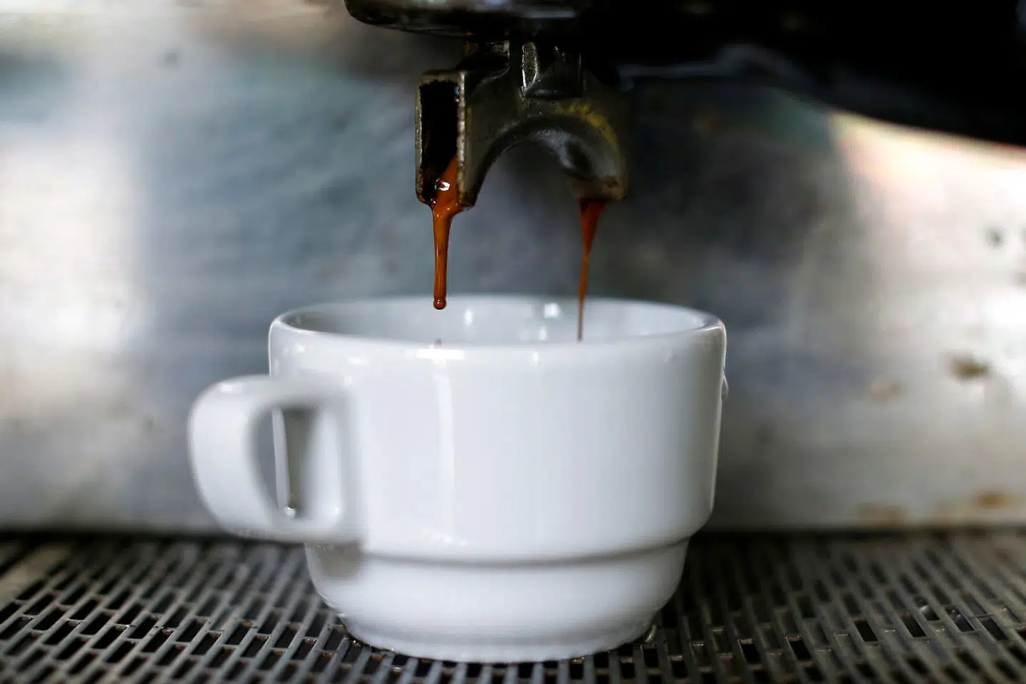 En kop kaffe bliver gjort klar i baren.