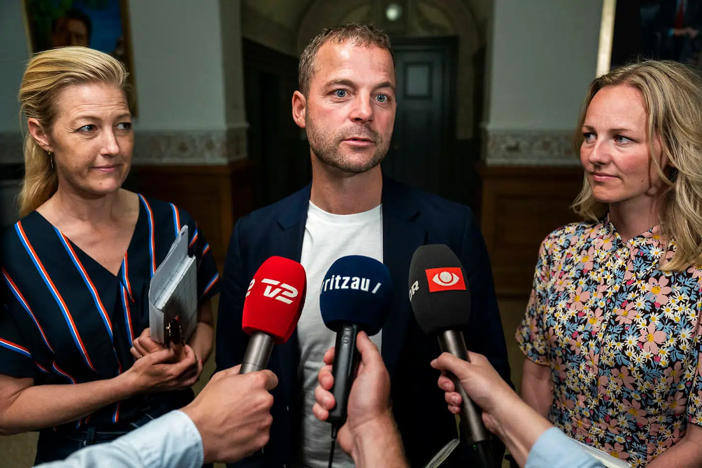 (ARKIV) Det Radikale Venstres forhandlere, Morten Østergaard, Ida Auken og Sofie Carsten Nielsen, forlader regeringsforhandlingerne med Socialdemokratiet på Christiansborg i København, lørdag 8. juni 2019. Det er Ida Aukens ord mod Sofie Carsten Nielsens: Dækkede den nye leder over Østergaards sexkrænkelser? Onsdag fik Sofie Carsten Nielsen støtte fra R-byrødder. Det skriver Ritzau, torsdag 15. oktober 2020. (Foto: Martin Sylvest/Ritzau Scanpix)