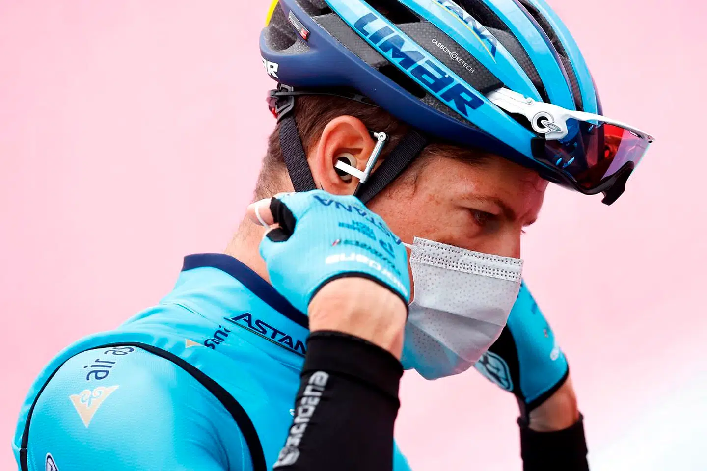 Jakob Fuglsang holdt sig med de andre favoritter på dagens etape.