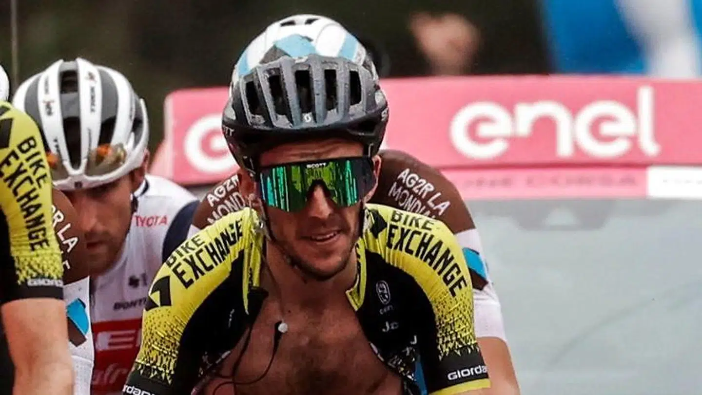Favoritten Simon Yates (Mitchelton-Scott) blev den første til at forlade Giroen med en positiv corona-test. Efterfølgende har hele hans hold trukket sig.