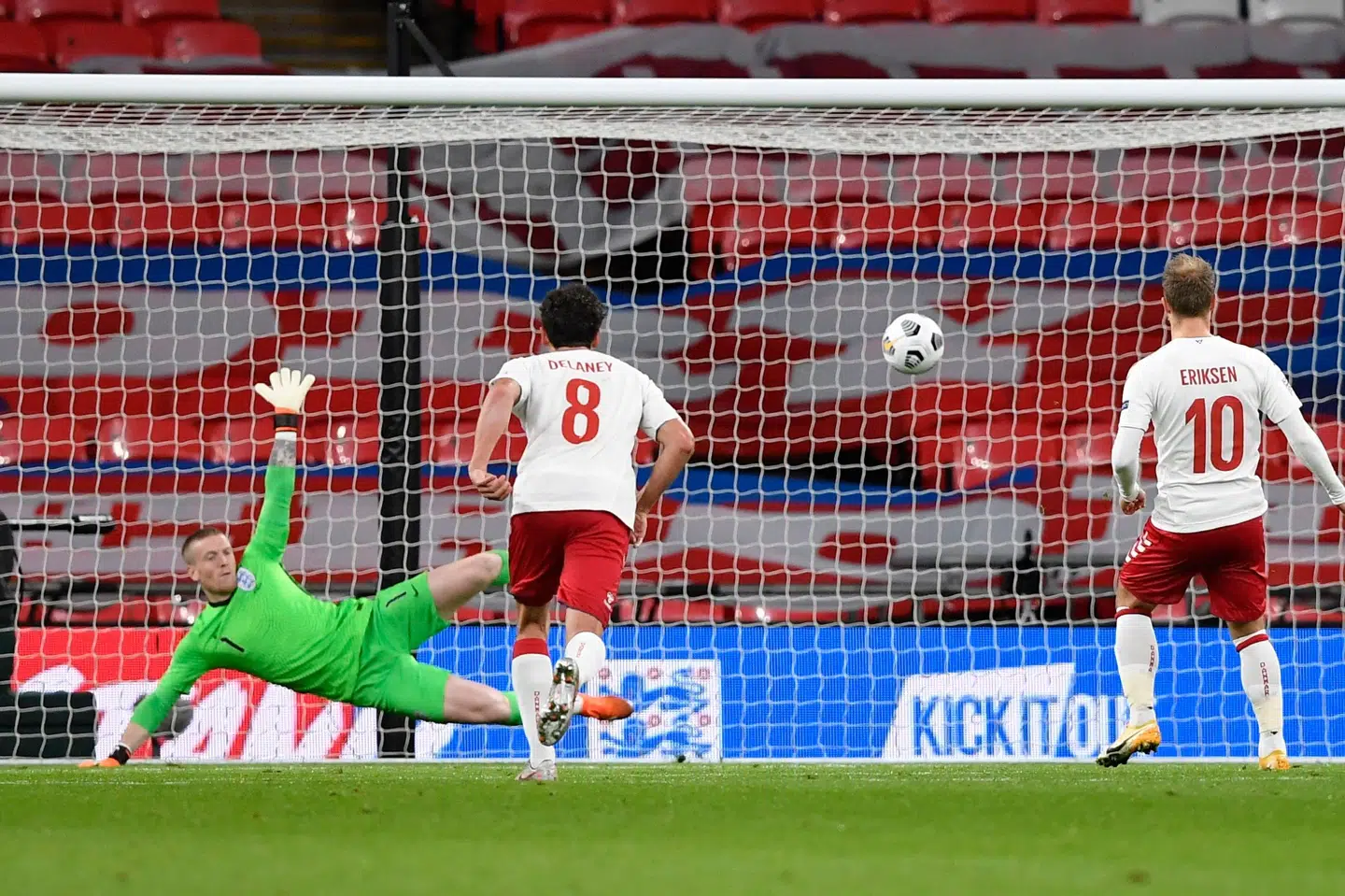 Christian Eriksen havde ingen problemer med at passere Jordan Pickford på straffespark. Toby Melville/Reuters