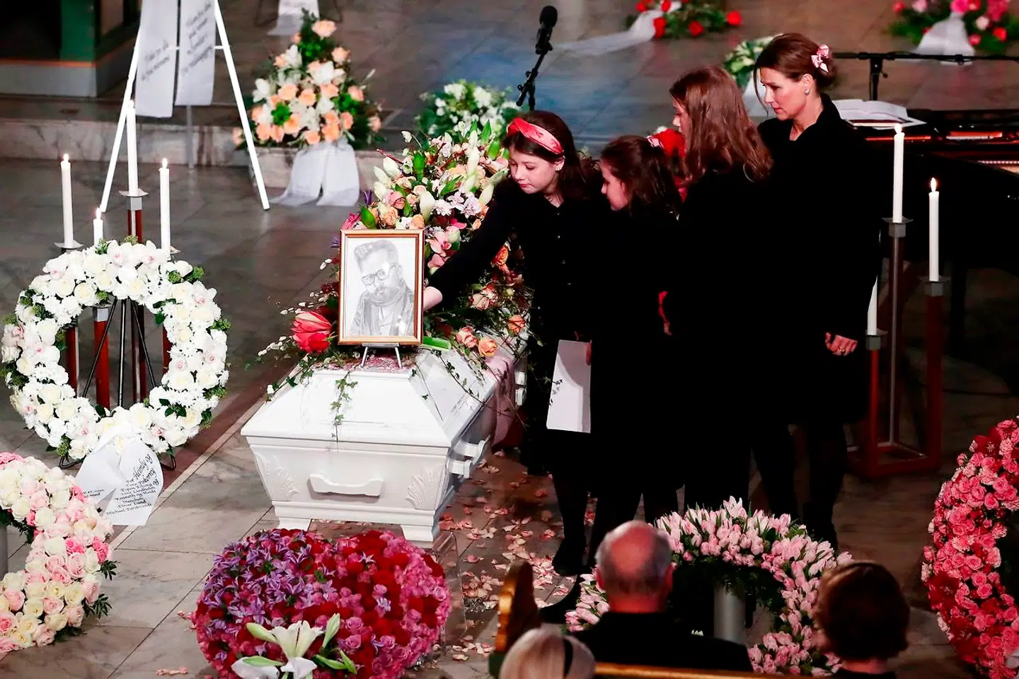 Maud Angelica Behn, Ari Behn prinsesse Marthä Louises ældste datter, talte ved sin fars bisættelse og opfordrede til, at folk, som lider af psykisk sygdom, skal søge hjælp.
