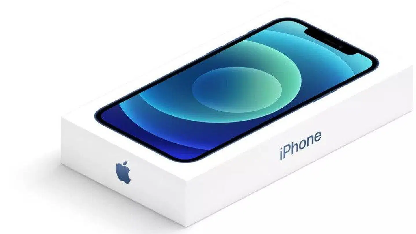Den nye iPhone 12 i en mindre kasse end før, da der ikke følger en oplader med i købet. Foto: Apple