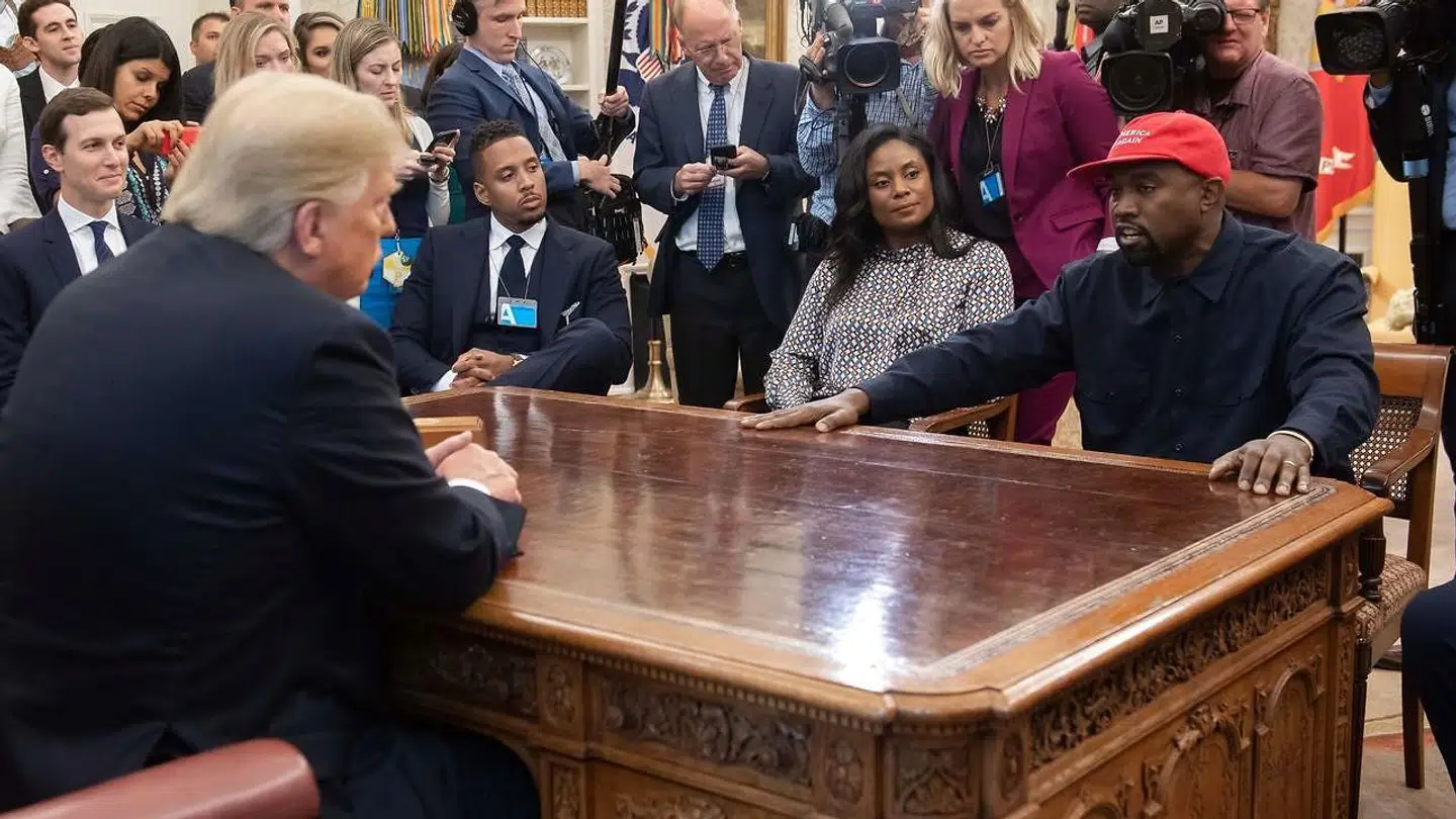 Kanye West sammen med Donald Trump i 2018. Dengang støttede West præsidenten. Nu stiller han op mod ham.
