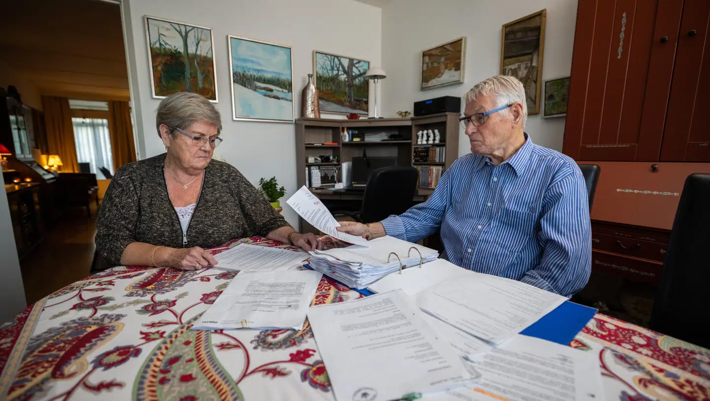 Esther og Erik forstår ikke, hvorfor deres overbo kan fortsætte med at bo i opgangen