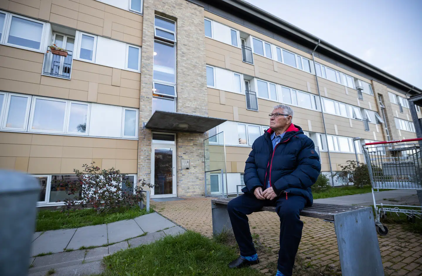 Erik sidder foran opgangen, der de seneste tre år har dannet rammen om chikane fra en overbo