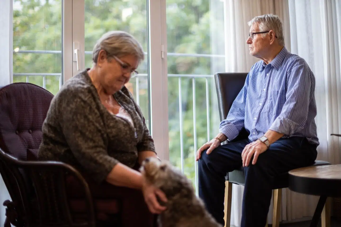 Esther og Erik har været udsat for chikane og vold fra deres overbo