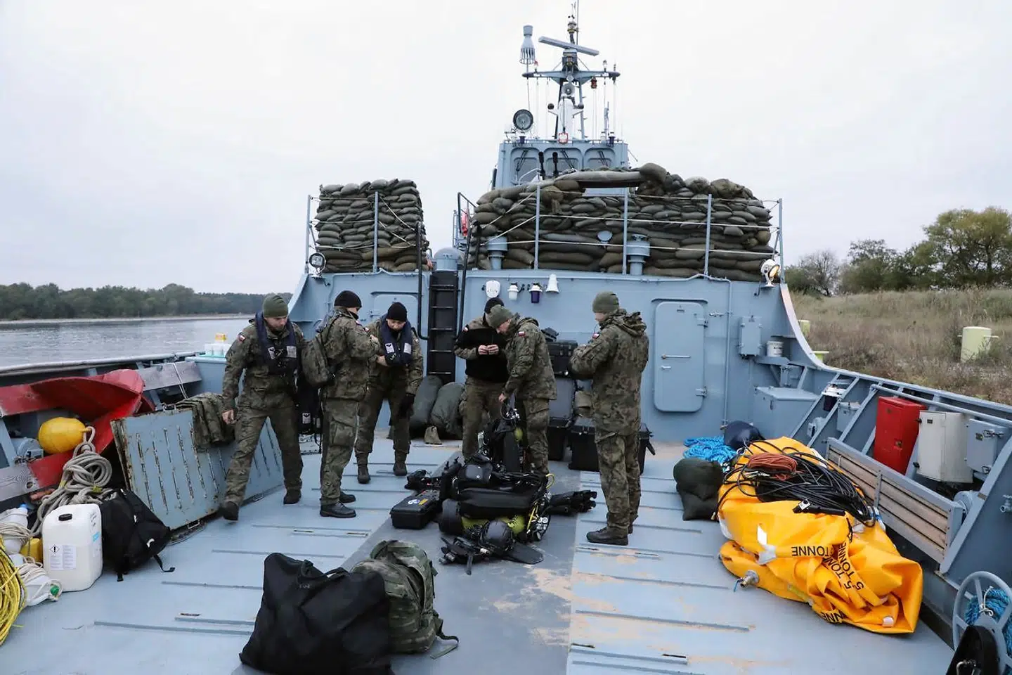 Dykkere fa den polska flåde forbereder udstyret til at desarmere bomben, der også kaldes en 'jordskælvsbomde'.