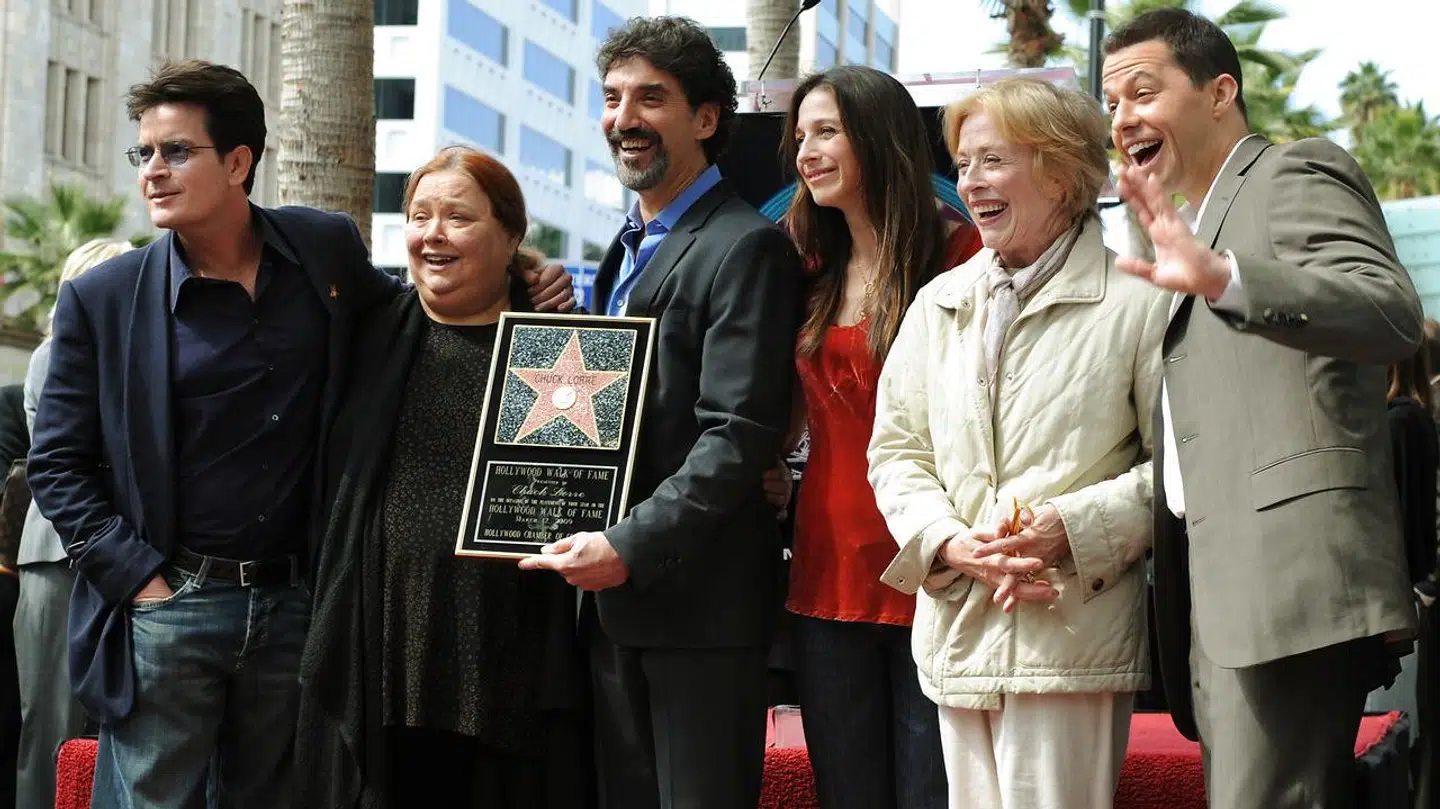 Conchata Ferrell (anden fra venstre) sammen med holdet bag hitserien 'Two and a Half Men' i 2009.