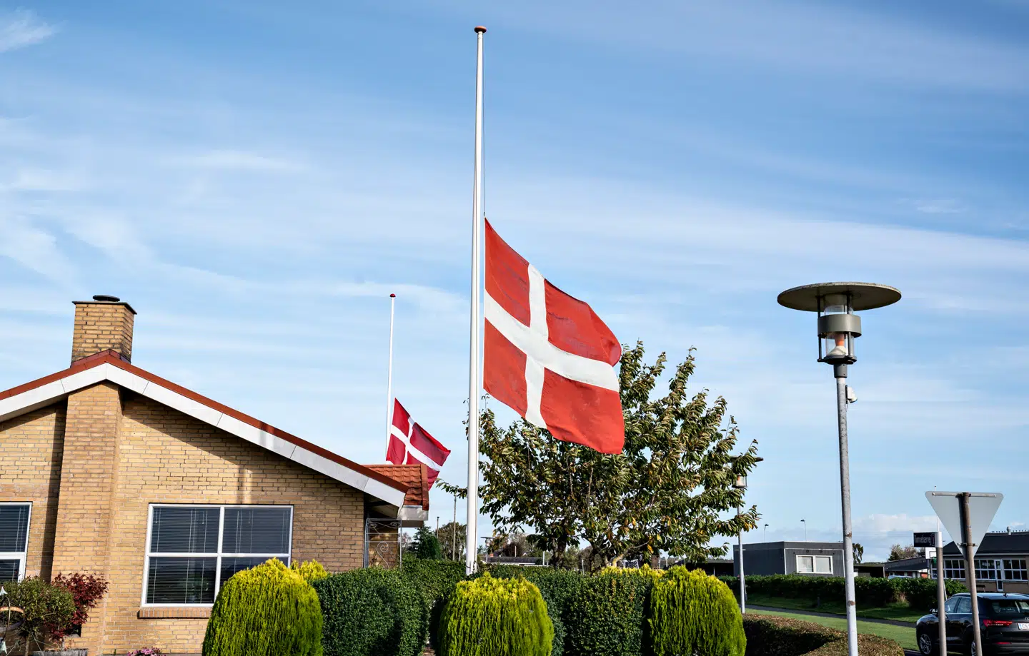 Der flages på halv stang i Gjøl by. Hele lokalsamfundet er ramt og balancerer på randen af en tragedie, når et helt erhverv bogstaveligt bliver slået ihjel. Der er sympati fra hele området.