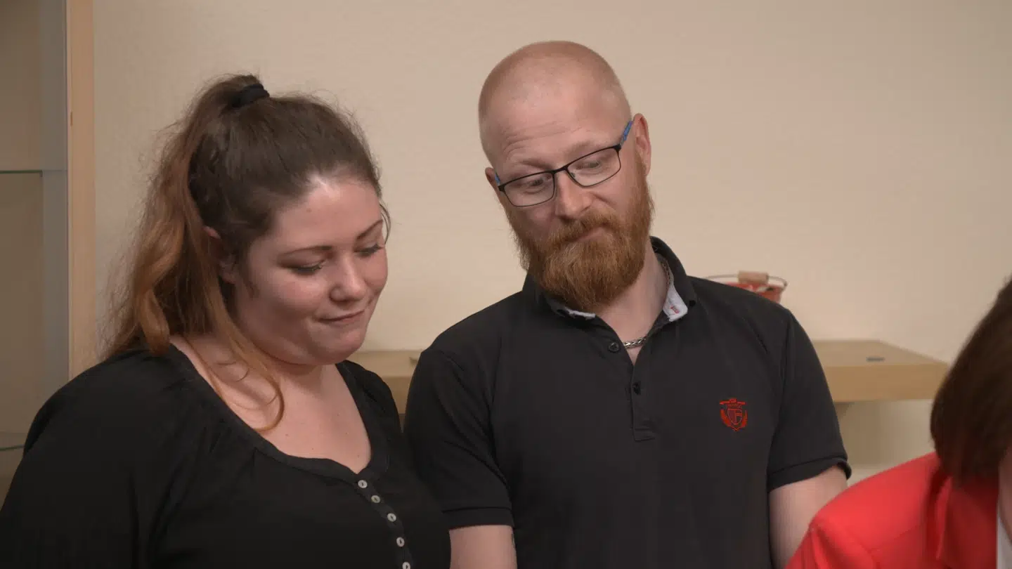 Maria og Anders kigger noget forbløffede på deres forbrug de seneste fem måneder.