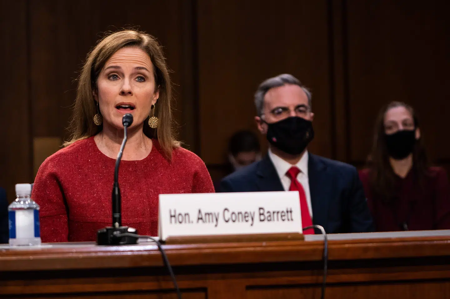 Jeg har aldrig i mit liv forsøgt at trække mine valg ned over andre. Det samme vil gælde professionelt, siger Amy Coney Barrett, da hun blev spurgt til sin religiøse tro under tirsdagens høring i Senatet. Demetrius Freeman/Ritzau Scanpix