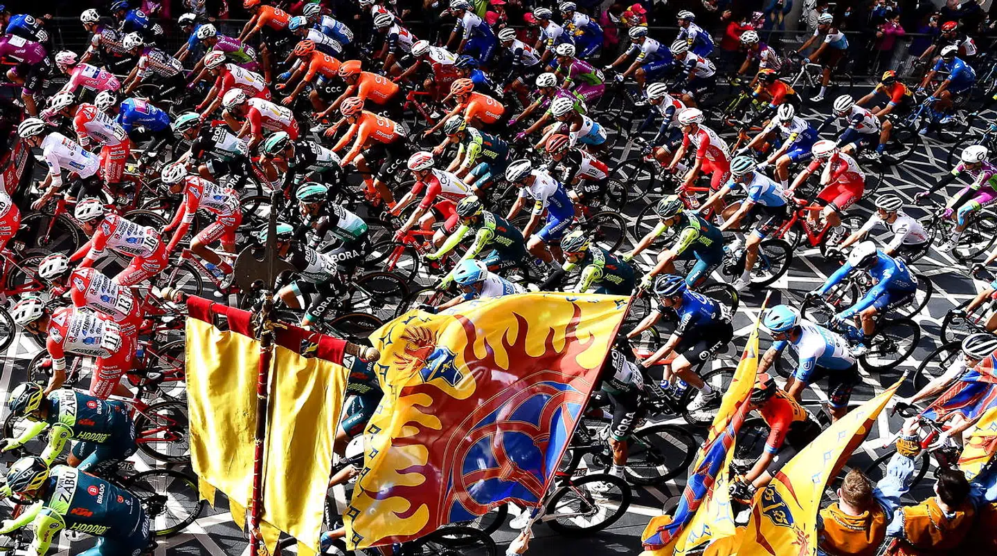 epa08740396 The peloton at the start of the 10th stage of the 2020 Giro d'Italia cycling race over 177km from Lanciano to Tortoreto, Italy, 13 October 2020. EPA/LUCA ZENNARO