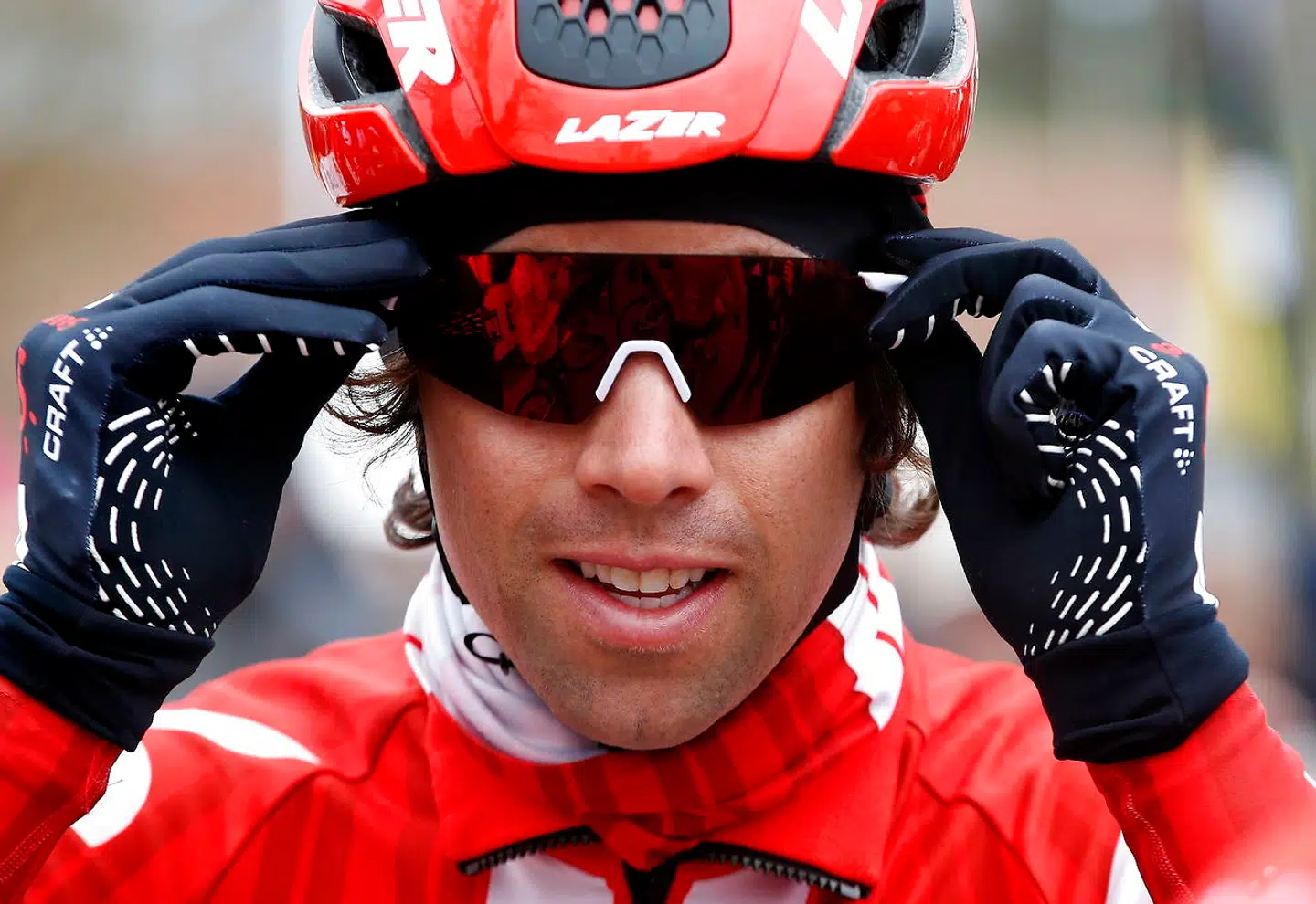 epa08279660 Australian rider Michael Matthews of Team Sunweb adjusts his glasses prior to the first stage of the Paris-Nice cycling race over 154km from Plaisir to Plaisir, France, 08 March 2020. EPA/SEBASTIEN NOGIER