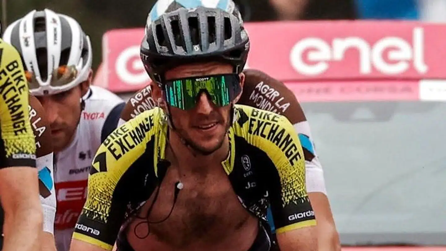 Simon Yates fra Mitchelton-Scott-holdet trak sig lørdag fra Giro d'Italia efter en positiv coronaprøve.