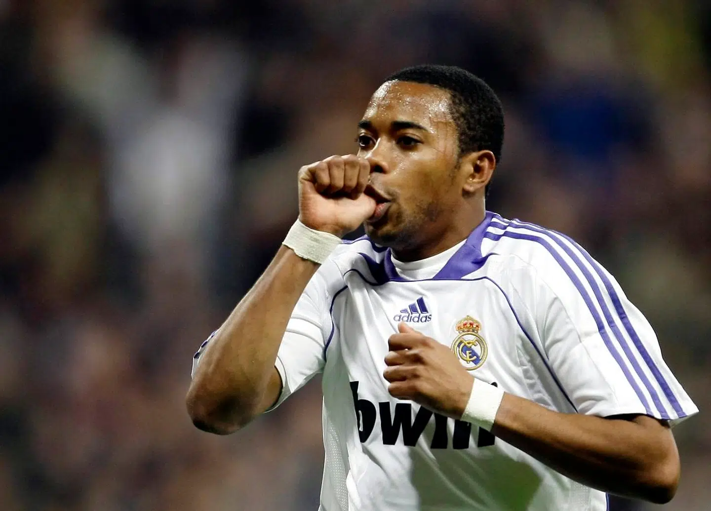 Real Madrid's Robinho celebrates his goal against Villarreal during their Spanish First Division soccer match at Madrid's Santiago Bernabeu stadium January 27, 2008. REUTERS/Andrea Comas(SPAIN)