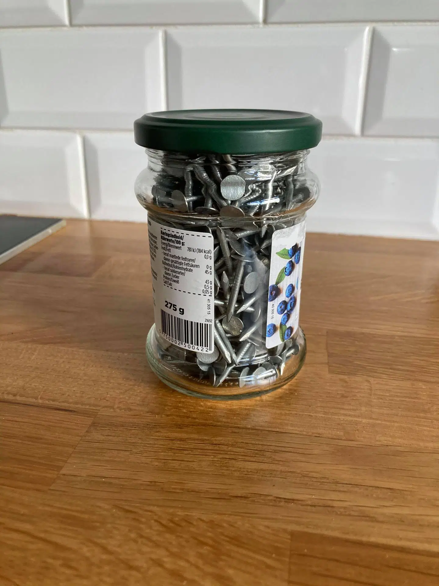 Lise Bjerrum Thisted har gemt sømmene i et glas.