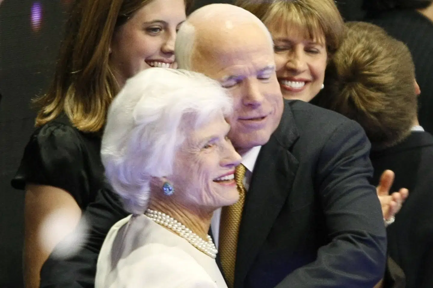 Senator John McCain holder om sin mor, Roberta McCain, under valgkampen i 2008, hvor han var Republikanernes præsidentkandidat mod demokraten Barack Obama. Rick Wilking/Reuters