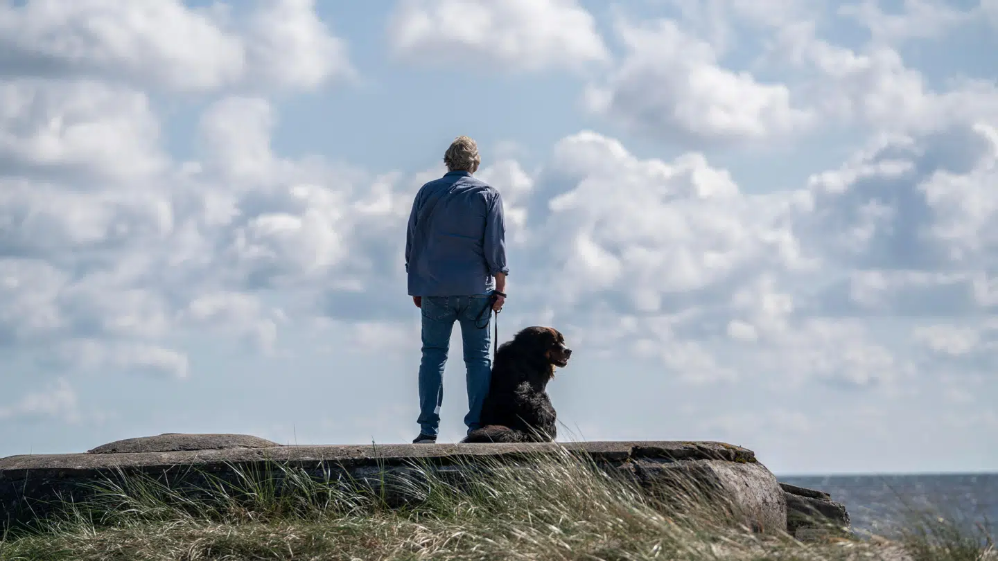 Kim Walls far ser sørgende ud over havet.